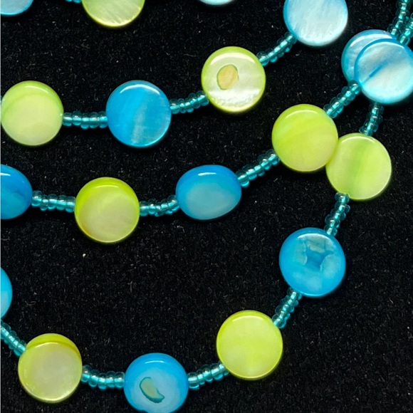 Multi strand necklace with mother of pearl discs - Picture 2 of 5